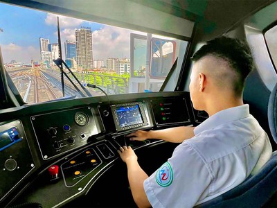 Bên trong khoang lái đoàn tàu 99Kl.app khuyến mãi hot tốc độ đô thị TP. Hà Nội, đoạn Nhổn - ga Hà Nội.