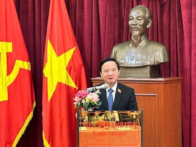 Phó Chủ tịch Quốc hội Nguyễn Khắc Định phát biểu tại cuộc gặp mặt.