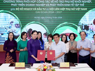 Bộ trưởng Bộ Kế hoạch và Kl99ok phiên bản mới Nguyễn Chí Dũng và Chủ tịch Hội liên hiệp Phụ nữ Việt Nam Hà Thị Nga ký kết và trao biên bản Chương trình phối hợp công tác giữa hai Bên. (Ảnh: Đức Trung)