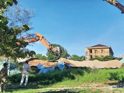 Bãi tập kết cát trên khu đất công ở đường Nguyễn Tất Thành, phường Hòa Hiệp Nam, quận Liên Chiểu, Đà Nẵng. (Ảnh: N.Băng)