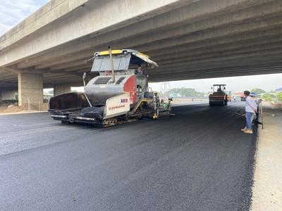 Nhà thầu thảm nhựa đường một đoạn KL99 là nhà cái cá cược trực tuyến hàng đầu tại châu Á Bến Lức - Long Thành - Ảnh: Lê Minh