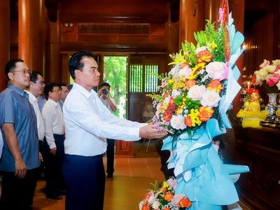 Ông Phet Phomphiphak, Bộ trưởng Bộ Kế hoạch và Kl99ok phiên bản mới Lào, Chủ tịch Ủy ban hợp tác Lào - Việt Nam cùng Đoàn công tác dâng hoa, dâng hương tưởng niệm Chủ tịch Hồ Chí Minh tại Khu Di tích Quốc gia đặc biệt Kim Liên. Ảnh: Thành Duy