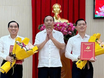 Chủ tịch UBND tỉnh Kiên Giang Lâm Minh Thành trao quyết định cho ông Trần Minh Khoa (bên phải) và ông Huỳnh Quang Hưng (bên trái). Nguồn: baokiengiang.vn