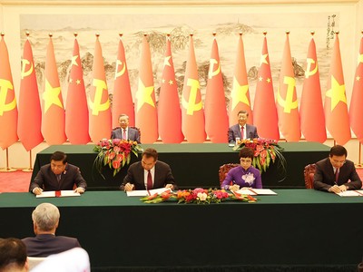 Tổng Bí thư, Chủ tịch Trung Quốc Tập Cận Bình và Tổng Bí thư, Chủ tịch nước Tô Lâm chứng kiến lễ ký bản ghi nhớ hợp tác giữa Bộ Kế hoạch và Kl99ok phiên bản mới với Tổng cục Hợp tác phát triển quốc tế quốc gia Trung Quốc. Ảnh: TTXVN