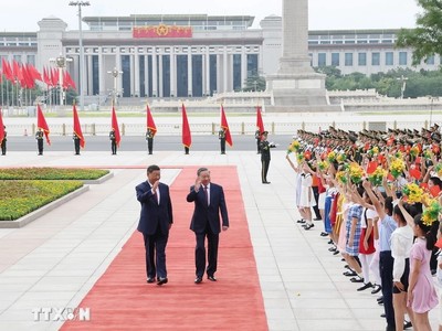 Tổng Bí thư, Chủ tịch nước Trung Quốc Tập Cận Bình và Tổng Bí thư, Chủ tịch nước Tô Lâm vẫy chào các cháu thiếu nhi tại Lễ đón cấp 99Kl99 trực tiếp đá gà. Ảnh: TTXVN