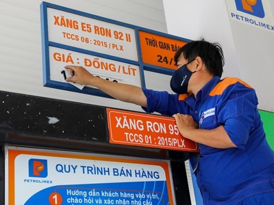 Giá bán lẻ KL99 dịch vụ hỗ trợ 24/7 đồng loạt giảm từ 423-535 đồng/lít, kg từ 15 giờ chiều 22/8.
