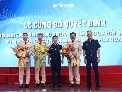  Phó Tổng cục trưởng Lưu Mạnh Tưởng (thứ 3 từ phải sang) và Phó Tổng cục trưởng Đinh Ngọc Thắng (bên phải) tặng hoa chúc mừng các đồng chí lãnh đạo Tổng cục vừa được bổ nhiệm. Ảnh: Quang Hùng.