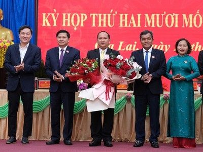 Lãnh đạo tỉnh Gia Lai tặng hoa chúc mừng ông Rah Lan Chung.