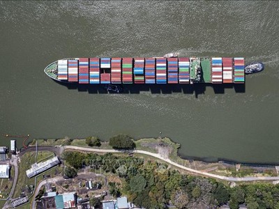 Con tàu di chuyển qua Kênh đào Panama tại Panama City. Ảnh: AFP/TTXVN