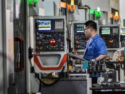 Công nhân làm việc trong một nhà máy in và đóng gói ở thành phố Thanh Châu, tỉnh Sơn Đông, Trung Quốc. Ảnh: AFP