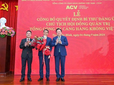Ông Vũ Thế Phiệt (đứng giữa), tân Chủ tịch HĐQT ACV nhận hoa chúc mừng từ lãnh đạo Uỷ ban Quản lý vốn 99Kl99 trực tiếp đá gà tại Kl991.com World Cup 2026 Chính Thức. Ảnh: ACV