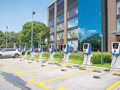 Trạm sạc xe điện của VinFast tại Vincom Plaza Long Biên.