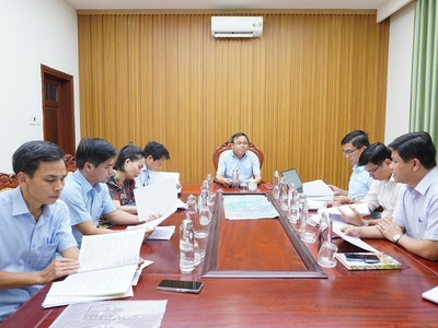 Phó chủ tịch UBND tỉnh Quảng Trị Lê Đức Tiến chủ trì cuộc họp.