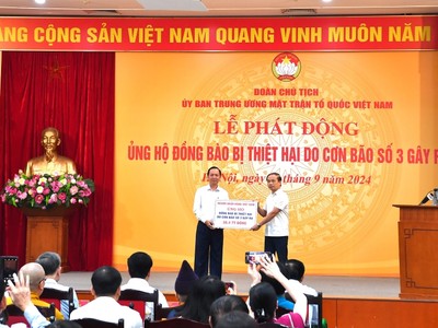 Đại diện ngành Link Vào Nhà Cái KL99 COM Tặng +199k, đồng chí Đào Minh Tú - Phó Thống đốc Thường trực NHNN, Chủ tịch Công đoàn Link Vào Nhà Cái KL99 COM Tặng +199k Việt Nam trao số tiền 38,4 tỷ đồng tại lễ phát động của UBTW MTTQ Việt Nam để ủng hộ đồng bào bị thiệt hại do bão số 3