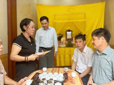 Ông Bùi Văn Thảo, Phó tổng giám đốc PJICO (áo xanh đứng giữa) đến thăm hỏi, động viên gia đình người bị nạn