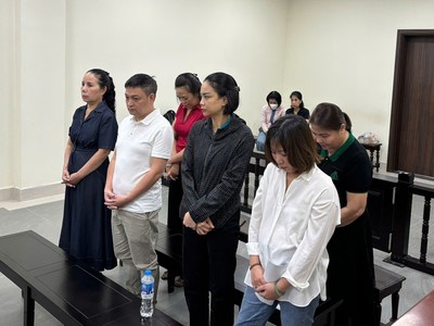 Nhóm bị cáo bị đưa ra xét xử về hành vi mua bán trái phép hóa đơn, do Nguyễn Bích Thủy cầm đầu.
