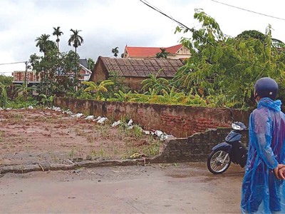 Một nhà Kl99ok phiên bản mới đội mưa để đi xem đất tại huyện Chương Mỹ. (Ảnh: Vũ Thanh)