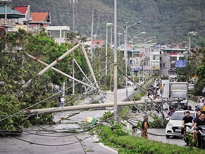 Hệ thống điện của Cẩm Phả (Quảng Ninh) bị thiệt hại sau bão Yagi. Ảnh: Anh Đức