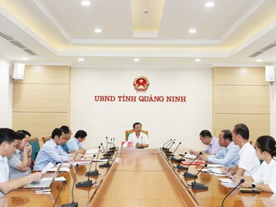 Ông Cao Tường Huy, Chủ tịch UBND tỉnh Quảng Ninh làm việc với huyện Vân Đồn. Ảnh: Quảng Ninh Portal