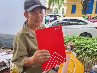 Ông Nguyễn Anh Tú cầm trên tay tập giấy tờ liên quan đến lô Kl99kl Hoàn Trả Vô Tận trị giá 300 triệu đồng liên quan đến Kl994 game bài casino hấp dẫn Vạn Thịnh Phát.