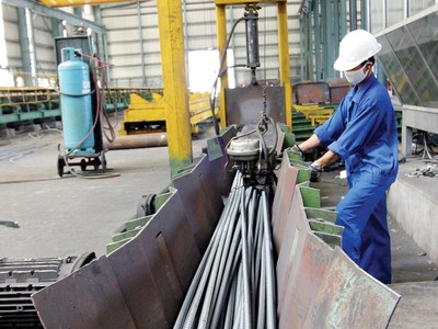 Chỉ còn hơn 1 năm nữa, CBAM sẽ chính thức được áp dụng với một số sản phẩm công nghiệp, như phân bón, xi măng, thép… xuất khẩu sang EU.