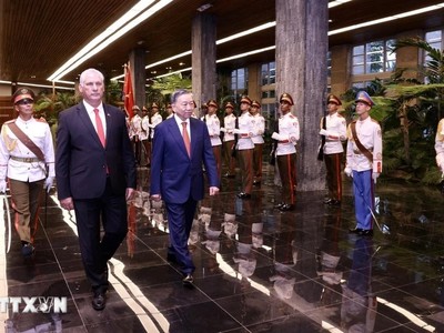 Tổng Bí thư, Chủ tịch nước Tô Lâm và Bí thư thứ nhất Đảng Cộng sản Cuba, Chủ tịch Cuba Miguel Díaz-Canel Bermudez duyệt Đội danh dự. Ảnh: Lâm Khánh/TTXVN 