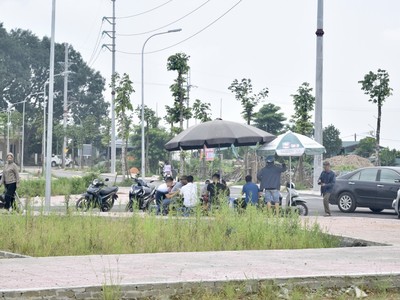 Các hội, nhóm tìm khách mua lại những lô đất đấu giá. Ảnh: Thanh Vũ