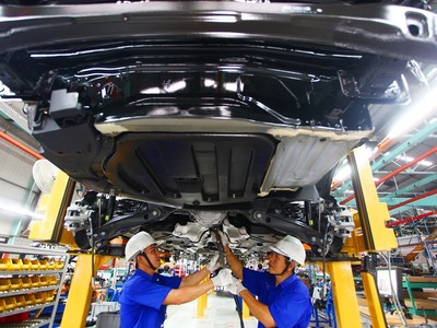Lắp ráp ô tô tại nhà máy của Mercedes- Benz tại quận Gò Vấp, TP.HCM. Ảnh: Lê Toàn 
