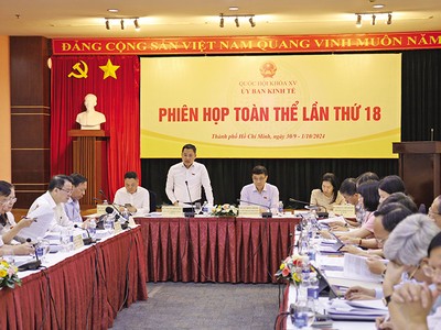 Ông Nguyễn Đình Việt (đứng), Phó chủ nhiệm Ủy ban Kl992 cổng game cá cược của Quốc hội điều hành phiên thảo luận đánh giá kết quả thực hiện Kế hoạch Phát triển Kl992 cổng game cá cược - Trang Chủ KL99Com Số 1 Link Đăng Ký KL999 năm 2024 