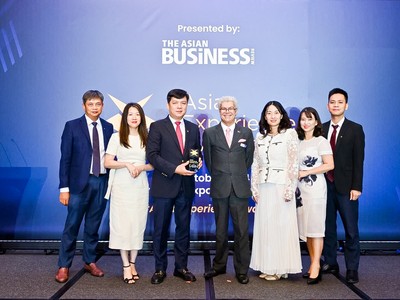 Ông Hồ Văn Tuấn, Phó tổng giám đốc Vietcombank (thứ 3 từ trái sang) cùng đại diện lãnh đạo một số đơn vị trụ sở chính vinh dự nhận giải thưởng Asian Experience Awards 2024