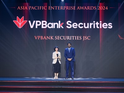 Bà Đoàn Ngọc Ly Ly , Giám đốc Vận hành VPBankS nhận giải thưởng “Kl991.com World Cup 2026 Chính Thức tăng trưởng nhanh” của Enterprise Asia 