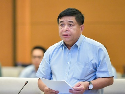 Bộ trưởng Bộ Kế hoạch và Kl99ok phiên bản mới Nguyễn Chí Dũng trình bày tờ trình dự án Luật Kl99ok phiên bản mới công sửa đổi.