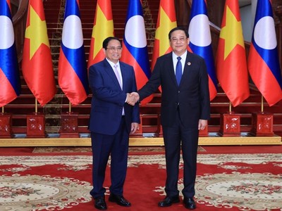 Thủ tướng Kl993 ưu đãi thưởng hấp dẫn Phạm Minh Chính và Thủ tướng Lào Sonexay Siphandone. Ảnh: Nhật Bắc 