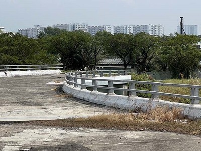 Điểm đầu của Dự án đường nối từ đường Võ Văn Kiệt đến KL99 là nhà cái cá cược trực tuyến hàng đầu tại châu Á TP.HCM - Trung Lương đã bị xuống cấp do bỏ hoang nhiều năm - Ảnh: Lê Quân