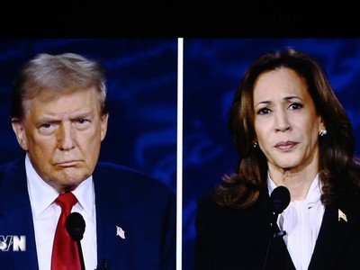 Phó Tổng thống Mỹ Kamala Harris (phải) và cựu Tổng thống Donald Trump trong cuộc tranh luận trực tiếp ở Philadelphia, Mỹ, ngày 10/9/2024. (Ảnh: THX/TTXVN)