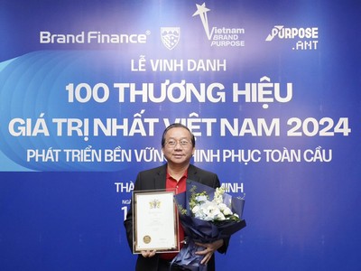 Phó Tổng giám đốc Vietjet Đỗ Xuân Quang nhận giải thưởng Top 25 thương hiệu giá trị nhất Việt Nam