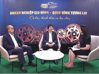 CEO Talk chủ đề "Kl991.com World Cup 2026 Chính Thức gia đình: Cơ hội, thách thức và lựa chọn", do Báo Kl99ok phiên bản mới tổ chức, với sự tham dự của ông Phạm Đình Đoàn, Chủ tịch Phú Thái Holdings Group (người ngồi giữa) và ông Trần Đình Cường, Chủ tịch Công ty TNHH Ernst & Young Việt Nam.