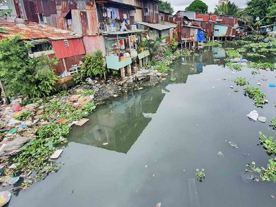 Một đoạn rạch Xuyên Tâm thuộc địa bàn quận Bình Thạnh bị ô nhiễm nặng. Ảnh: Lê Toàn 