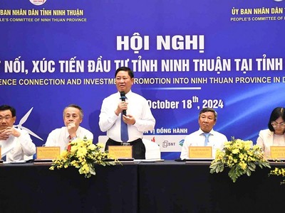 Ông Trần Quốc Nam (đứng) Chủ tịch UBND tỉnh Ninh Thuận trả lời một số vấn đề mà nhà Kl99ok phiên bản mới quan tâm