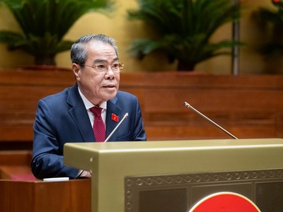 Trưởng ban Dân nguyện Dương Thanh Bình trình bày báo cáo.