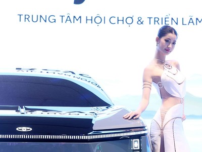 Dàn người mẫu xinh đẹp tại Vietnam Motor Show 2024 