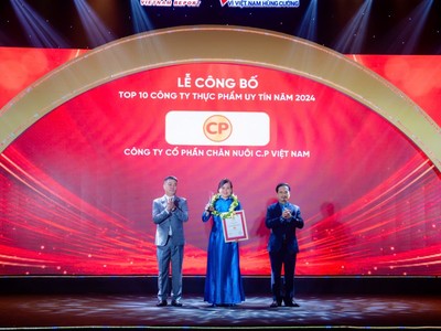 Đại diện C.P. Việt Nam nhận chứng nhận, kỷ niệm chương từ ban tổ chức chương trình