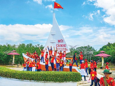 Định hướng phát triển của Cà Mau là trở thành địa phương mạnh về Kl992 cổng game cá cược biển. Trong ảnh: Du khách tham quan vùng Đất Mũi Cà Mau