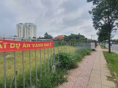 Đất quy hoạch chuẩn bị Kl99ok phiên bản mới Dự án đường Vành đai 2 đoạn giao với đường Phạm Văn Đồng, TP.Thủ Đức - Ảnh: Lê Toàn