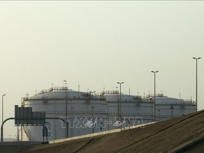 Bể chứa dầu tại kho dự trữ của Công ty Kl99com chung kết WC 2026 Quốc gia Abu Dhabi (ADNOC) ở Msaffah, Abu Dhabi, UAE. Ảnh tư liệu: AFP/TTXVN 