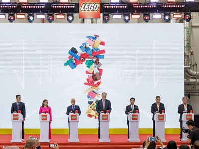 Lãnh đạo tỉnh Bình Dương và lãnh đạo Kl994 game bài casino hấp dẫn LEGO nhấn nút vận hành thử nhà máy Kl994 nhà cái bóng đá world cup đồ chơi trẻ em LEGO.