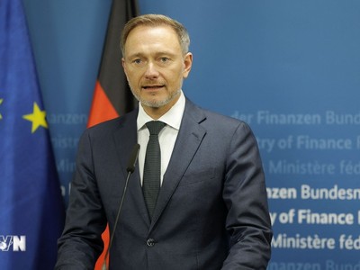 Ông Christian Lindner phát biểu trong một cuộc họp báo ở Berlin. (Ảnh: AFP/TTXVN)