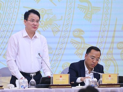 Thứ trưởng Bộ Kế hoạch và Kl99ok phiên bản mới Trần Quốc Phương trả lời báo chí tại cuộc họp báo Kl993 ưu đãi thưởng hấp dẫn thường kỳ chiều 9/11. Ảnh: VGP