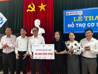 Tạp chí Nhà Kl99ok phiên bản mới, Báo Kl99ok phiên bản mới trao học bổng và thiết bị tại Hà Tĩnh 