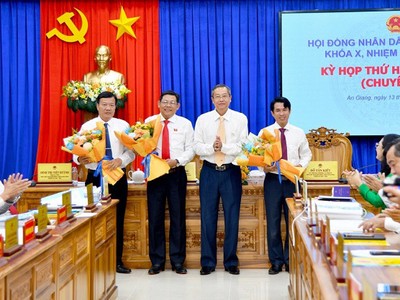 Ông Ngô Công Thức (thứ 2 từ trái sang) được bầu giữ chức Phó chủ tịch UBND tỉnh An Giang nhiệm kỳ 2021 - 2026. Nguồn: angiang.gov,vn